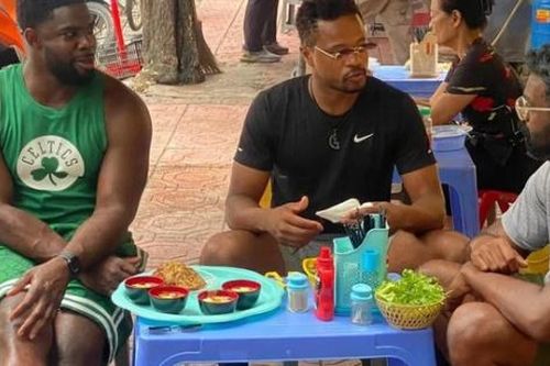 Huyền thoại MU Patrice Evra gây sốt khi ở Hà Nội