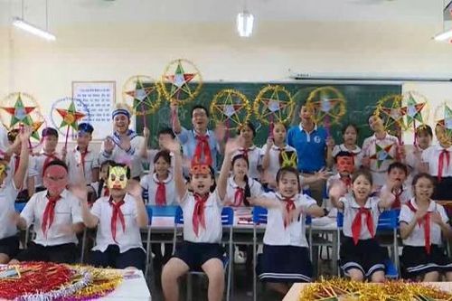 Ấm áp món quà gửi tặng các bạn nhỏ ngoài đảo xa