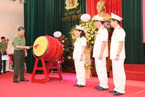 Bộ trưởng Tô Lâm tặng 40 bộ máy vi tính cho Trường Văn hóa dịp khai giảng năm học mới
