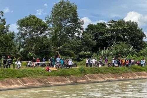 Người phụ nữ dẫn 2 con nhỏ nhảy sông tự tử, nghi buồn chuyện gia đình