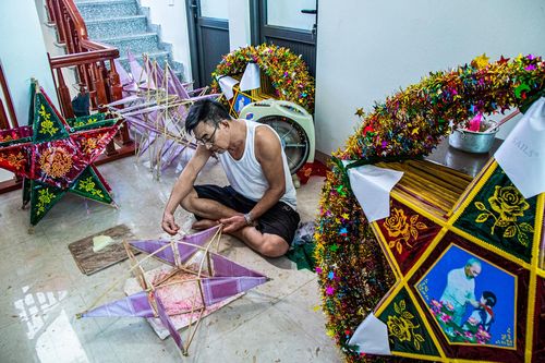 'Thủ phủ' đèn ông sao tất bật trước Tết Trung thu, làm đến đâu hết đến đấy