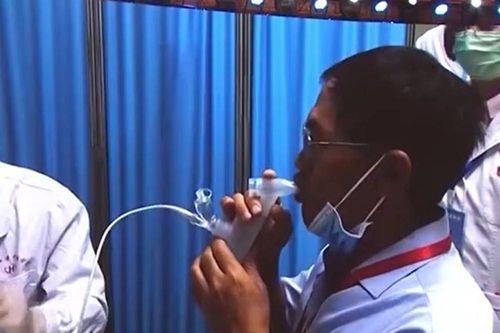 Trung Quốc phê duyệt vaccine COVID-19 dạng hít