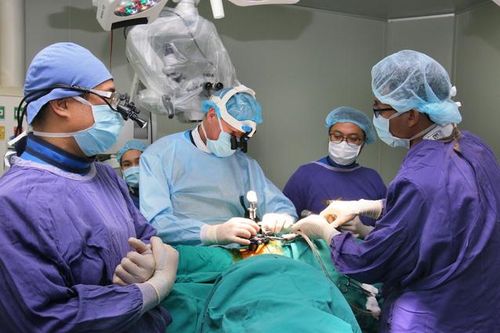 Nam thanh niên ở Quảng Ngãi bị 5 thanh sắt đâm xuyên chân