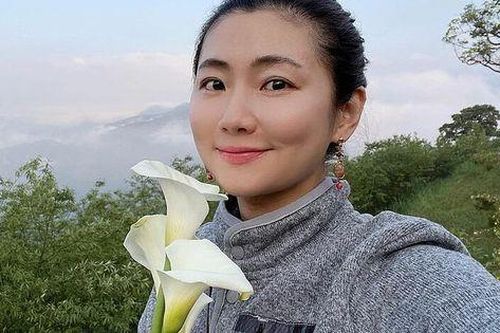 Mặt mộc căng bóng của Selina (S.H.E) ở tuổi tứ tuần