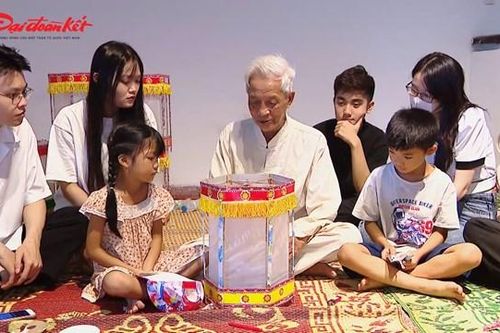 Người nghệ nhân 20 năm dạy trẻ làm đồ chơi truyền thống