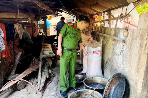 Mua 1 tấn mỡ bò không rõ nguồn gốc về nhà chế biến để bán kiếm lời