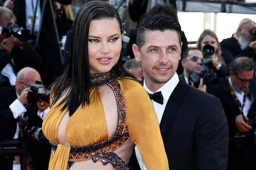 Thiên thần nội y Adriana Lima sinh con