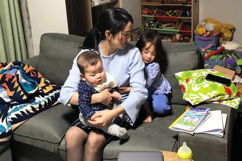 Những người Nhật đã thắt lưng buộc bụng nay còn phải tiết kiệm hơn