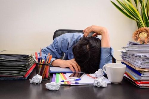 Người đàn ông bị đột quỵ khi đang ngồi làm việc