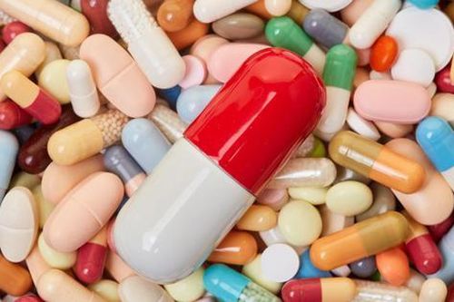 Thủ tướng ra Công điện về bảo đảm thuốc, trang thiết bị y tế phục vụ khám chữa bệnh