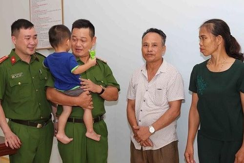 Vụ mẹ mang con ra biên giới bán: Trao cháu bé về với bố