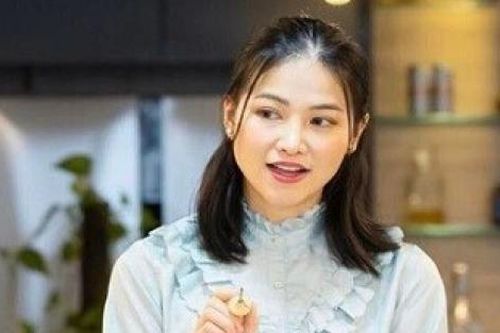 Hoa hậu Phương Khánh giản dị, thanh lịch khi làm cô giáo dạy thêu