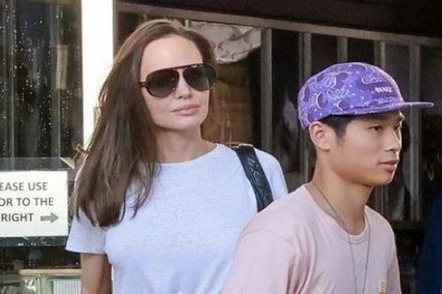 Pax Thiên cùng mẹ Angelina Jolie sắm đồ cho thú cưng