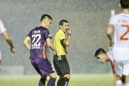 Nóng chuyện trọng tài, từ V-League đến Premier League