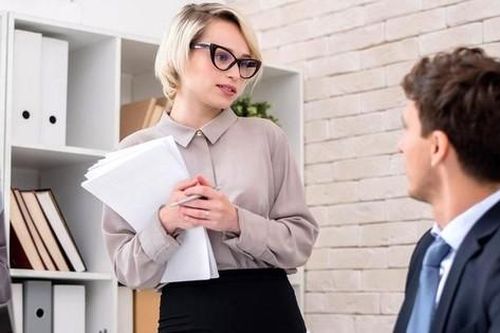 Thư ký trẻ 'buông câu', giám đốc già 'say mồi' rồi muối mặt ngậm đắng nuốt cay tay trắng 'về vườn'