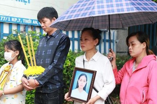 Người thân, bạn bè tiễn đưa người mẫu Châu Kim Sang
