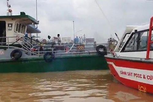 Tàu chở hàng trăm mét khối xăng bốc cháy trên sông Đồng Nai