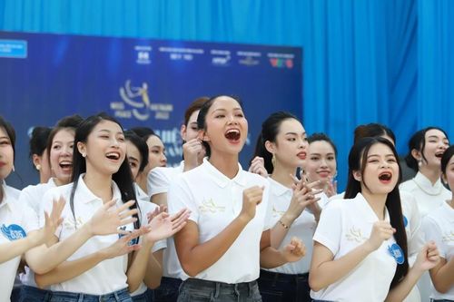 H'Hen Niê cùng thí sinh Hoa hậu Hòa bình Việt Nam tặng quà trẻ em Làng SOS