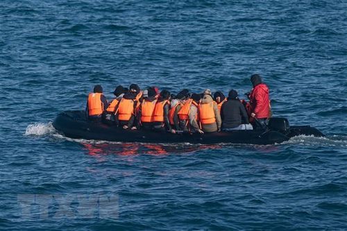 Hàng chục người di cư Liban và Syria trôi dạt trên biển cầu xin cứu hộ
