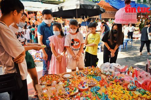 Người nghệ nhân miệt mài nặn tò he, lưu giữ nét Trung thu truyền thống trên con phố Hàng Mã