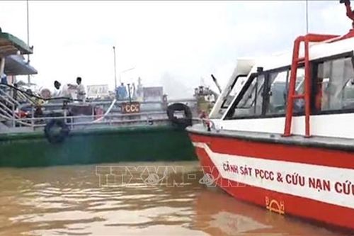 Dập tắt kịp thời vụ cháy tàu chở xăng trên sông Đồng Nai