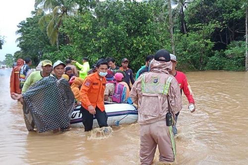 Cộng đồng người Việt tại Bắc Lào hỗ trợ người dân Lào bị ảnh hưởng do lũ lụt