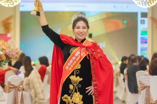 Mẹ Hoa hậu Phạm Hương bất ngờ đăng quang một cuộc thi nhan sắc, nhan sắc tuổi U60 khiến dân tình xuýt xoa
