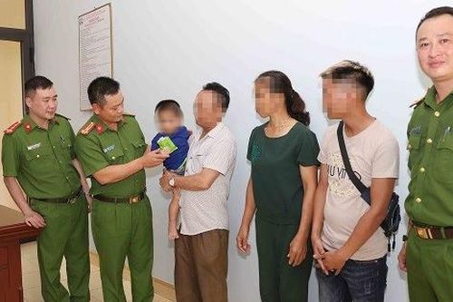Bàn giao cháu bé 2 tuổi bị mẹ bán cho người bố nuôi dưỡng