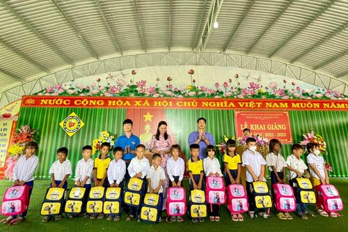 Công đoàn Tổng công ty Khánh Việt tặng 820 phần quà cho các em học sinh có hoàn cảnh khó khăn