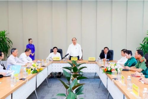 Chủ tịch nước Nguyễn Xuân Phúc thăm và làm việc tại Khu công nghiệp VSIP Nghệ An