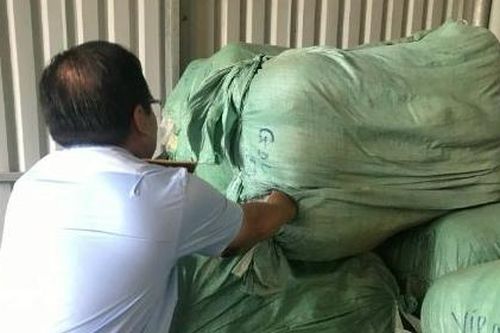 Số lượng 'khủng' quần áo, vải vóc cũ nhập lậu được phát hiện tại Long An