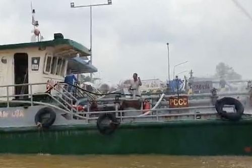 Tàu chở 230 ngàn lít xăng bốc cháy trên sông trong lúc nhập nhiên liệu