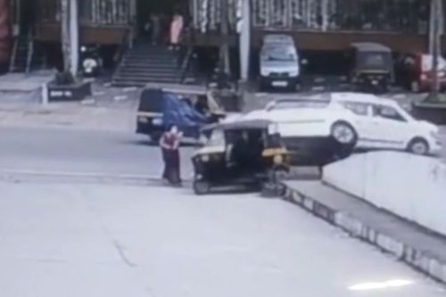 Vô tình rơi vào giữa vụ tai nạn, người phụ nữ Ấn Độ thoát chết thần kỳ