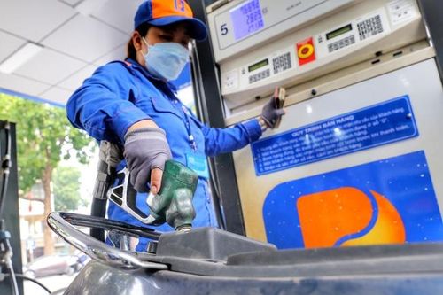Lần đầu tiên trong lịch sử giá dầu đắt hơn xăng: Có bất thường?