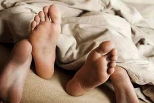 Bắt quả tang chồng và nhân tình, vợ chỉ thẳng mặt: 'Sao cô có thể gặp gỡ một người đàn ông già dặn như thế này và nghĩ rằng anh ta còn độc thân nhỉ?'