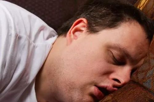 Nghiên cứu mới: Những người ngủ ngáy có nhiều khả năng bị ung thư hơn