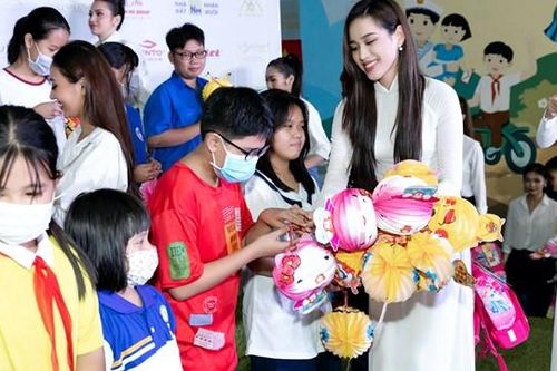 Hoa hậu Đỗ Thị Hà, Thùy Tiên tổ chức Trung thu cho hơn 400 trẻ em khó khăn