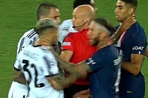 Sergio Ramos túm cổ Paredes