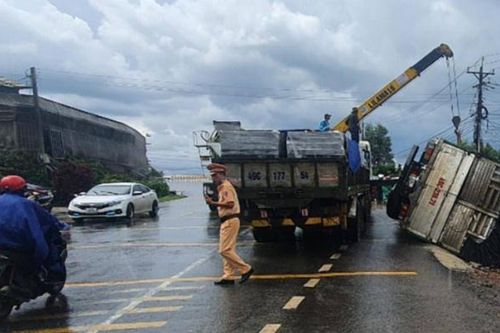 Khởi tố tài xế không GPLX trong vụ xe tải lật, đè chết 2 mẹ con