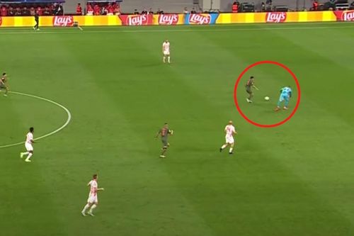 Thủ môn Leipzig mắc sai lầm khi lên gần giữa sân chơi bóng