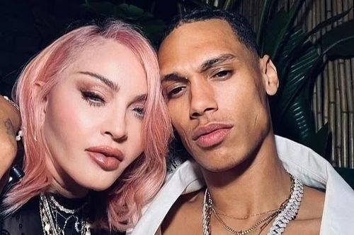 Madonna thân mật với người mẫu kém 41 tuổi