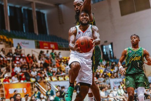 Màn trình diễn trái ngược của dàn ngoại binh đóng thế ở VBA 2022
