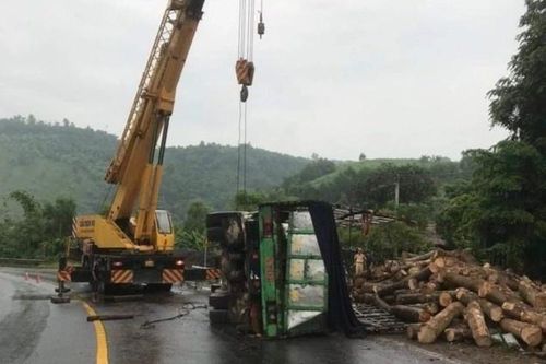 Xe tải bị lật trong đêm, 2 người thương vong