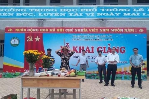 Thực hư chuyện nhà trường 'tổ chức cúng bái' trong ngày khai giảng