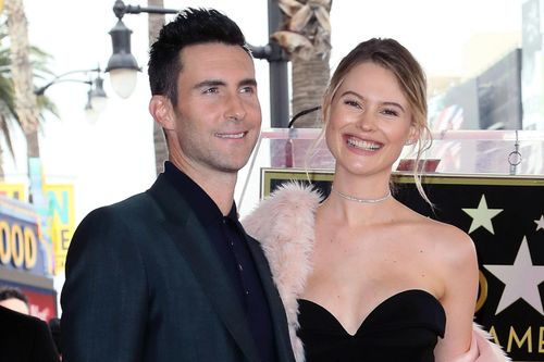 Vợ Adam Levine mang bầu lần ba
