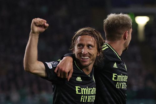Cổ động viên Celtic đứng dậy vỗ tay cho Modric