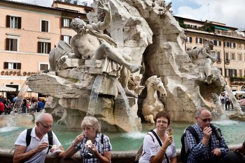 Du khách Mỹ bị phạt vì ăn kem trên đài phun nước ở Rome