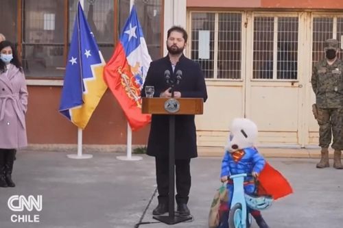 'Siêu nhân nhí' chiếm sóng bài phát biểu của tổng thống Chile