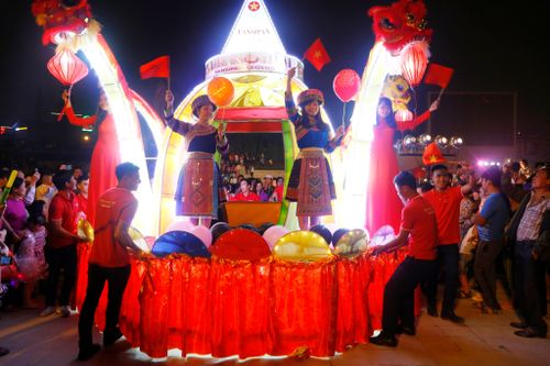 Đến Sa Pa trải nghiệm 'Đêm hội trăng rằm' lớn nhất Tây Bắc
