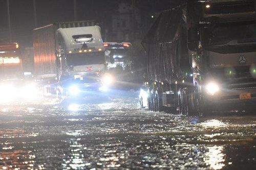 Quốc lộ 51 ngập sâu sau trận mưa lớn